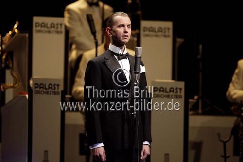 Deutsche Sänger Max Raabe und das Palast Orchester gastiert auf ihrer 
