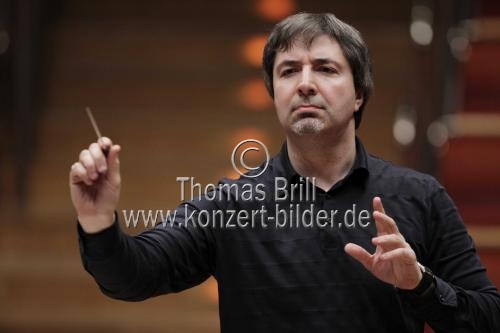 Russischer Dirigent Daniel Raiskin leitet das Bergen Philharmonic Orchestra in der Philharmonie Köln (&copy; Thomas Brill)