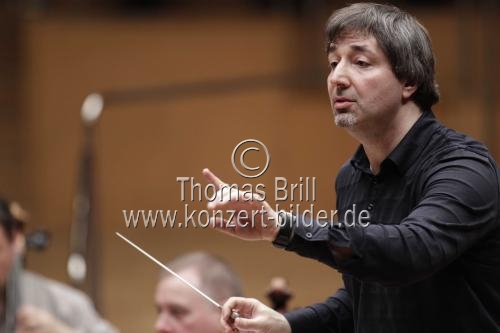 Russischer Dirigent Daniel Raiskin leitet das Bergen Philharmonic Orchestra in der Philharmonie Köln (&copy; Thomas Brill)