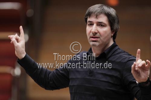 Russischer Dirigent Daniel Raiskin leitet das Bergen Philharmonic Orchestra in der Philharmonie Köln (&copy; Thomas Brill)
