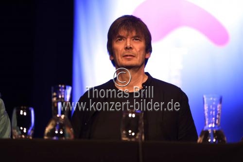 Der deutsche Schauspieler Jan-Gregor Kremp und der schottische Krimi-Autor Ian Rankin stellen Rankins neuen Krimi 