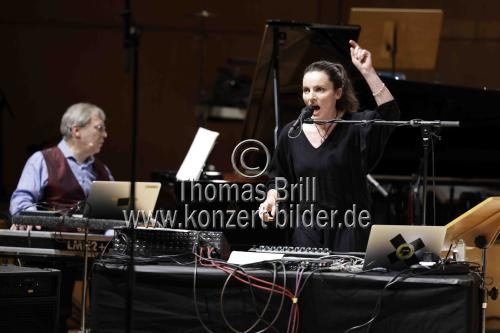 Norwegische Sängerin Maja Solveig Kjelstrup Ratkje und das internationale Musikerensemble Ensemble Modern  bei der Uraufführung des Stücks 