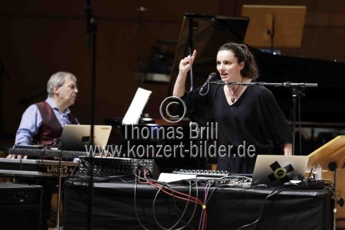Norwegische Sängerin Maja Solveig Kjelstrup Ratkje und das internationale Musikerensemble Ensemble Modern  bei der Uraufführung des Stücks 