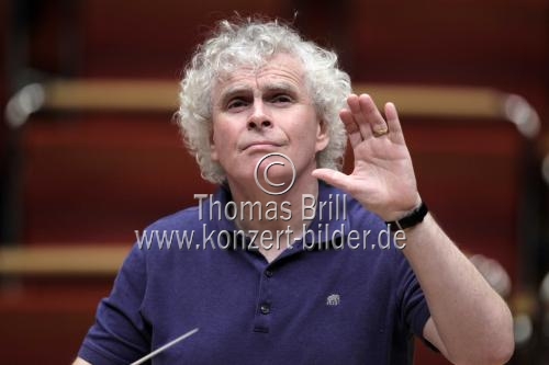 Britischer Dirigent Sir Simon Rattle leitet die Berliner Philharmoniker in der Philharmonie Köln (&copy; Thomas Brill)