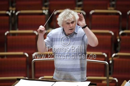 Britischer Dirigent Sir Simon Rattle leitet die Berliner Philharmoniker in der Philharmonie Köln (© Thomas Brill)