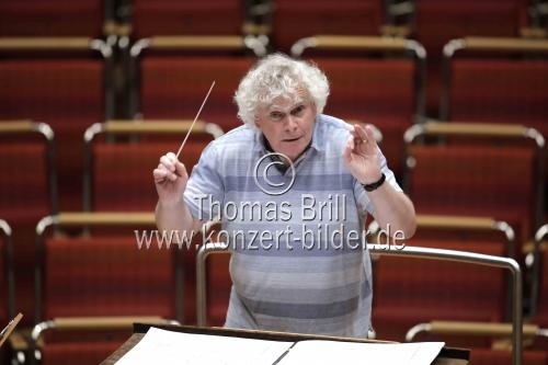 Britischer Dirigent Sir Simon Rattle leitet die Berliner Philharmoniker in der Philharmonie Köln (© Thomas Brill)