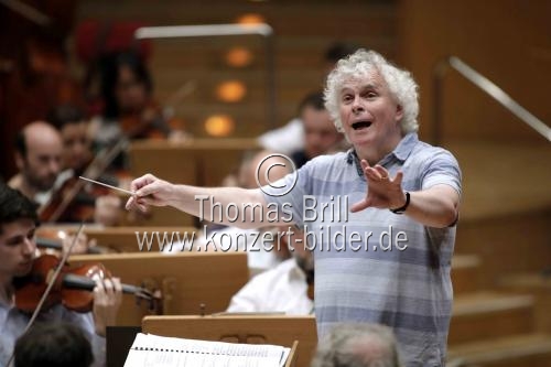 Britischer Dirigent Sir Simon Rattle leitet die Berliner Philharmoniker in der Philharmonie Köln (© Thomas Brill)