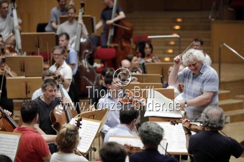 Britischer Dirigent Sir Simon Rattle leitet die Berliner Philharmoniker in der Philharmonie Köln (© Thomas Brill)