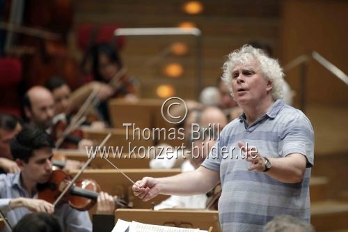 Britischer Dirigent Sir Simon Rattle leitet die Berliner Philharmoniker in der Philharmonie Köln (© Thomas Brill)