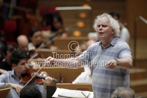 Britischer Dirigent Sir Simon Rattle leitet die Berliner Philharmoniker in der Philharmonie Köln (© Thomas Brill)