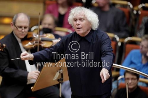 Britischer Dirigent Sir Simon Rattle leitet das London Symphony Orchestra in der Kölner Philharmonie (&copy; Thomas Brill)