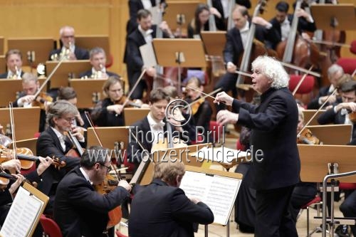 Britischer Dirigent Sir Simon Rattle leitet das Symphonieorchester des Bayerischen Rundfunks bei der Aufführung von Paul Hindemiths 