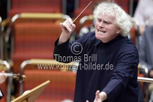 Britischer Dirigent Sir Simon Rattle leitet das London Symphony Orchestra in der Kölner Philharmonie (© Thomas Brill)