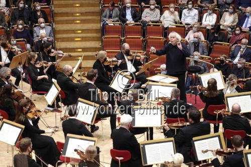Britischer Dirigent Sir Simon Rattle leitet das London Symphony Orchestra in der Kölner Philharmonie (&copy; Thomas Brill)