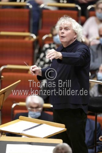 Britischer Dirigent Sir Simon Rattle leitet das London Symphony Orchestra in der Kölner Philharmonie (&copy; Thomas Brill)