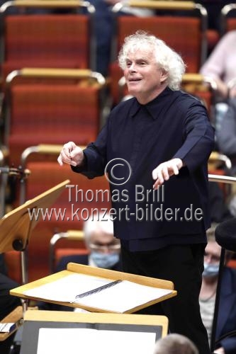 Britischer Dirigent Sir Simon Rattle leitet das London Symphony Orchestra in der Kölner Philharmonie (&copy; Thomas Brill)