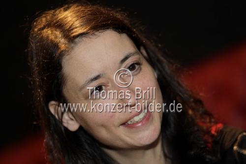 Schweizer Schauspielerin und Autorin Sasha Rau im Interview über die Uraufführung ihres Stücks 