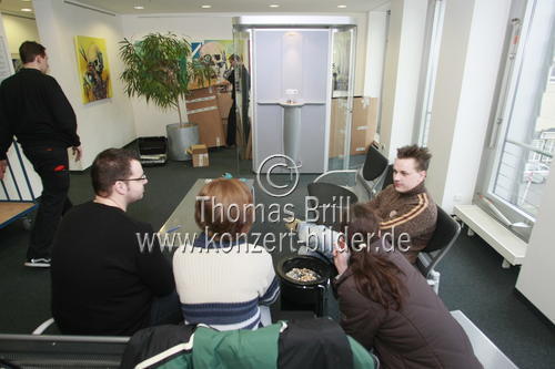 Aufbau einer offenen Raucherkabine des Smoke Free Systems im WDR-Vierscheiben Haus Köln (&copy; Thomas Brill)