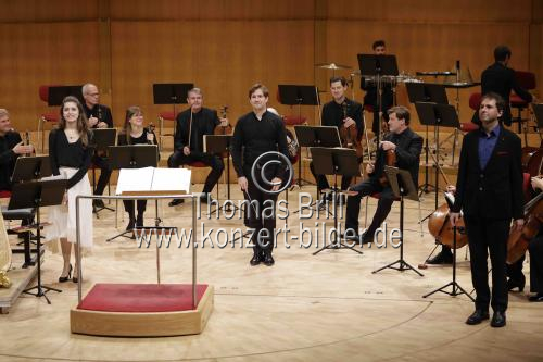Französische Harfinistin Marion Ravot gastiert in Begleitung das Münchener Kammerorchester unter der Leitung des deutschen Dirigenten Clemens Schuldt in der Philharmonie Köln (&copy; Thomas Brill)