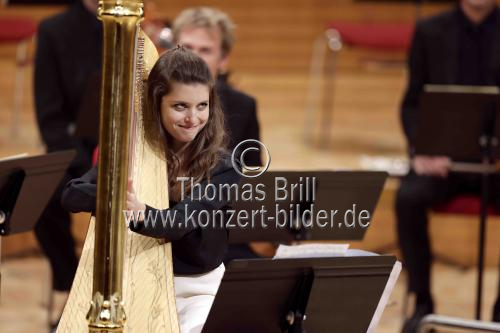 Französische Harfinistin Marion Ravot gastiert in Begleitung das Münchener Kammerorchester unter der Leitung des deutschen Dirigenten Clemens Schuldt in der Philharmonie Köln (© Thomas Brill)