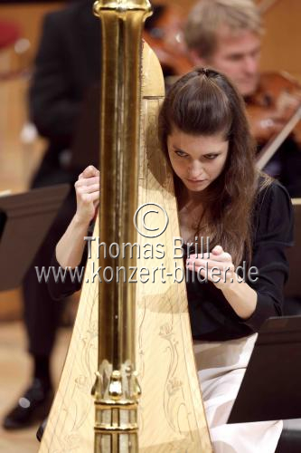 Französische Harfinistin Marion Ravot gastiert in Begleitung das Münchener Kammerorchester unter der Leitung des deutschen Dirigenten Clemens Schuldt in der Philharmonie Köln (&copy; Thomas Brill)