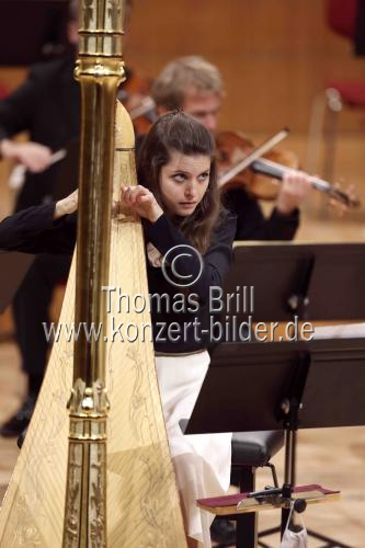 Französische Harfinistin Marion Ravot gastiert in Begleitung das Münchener Kammerorchester unter der Leitung des deutschen Dirigenten Clemens Schuldt in der Philharmonie Köln (&copy; Thomas Brill)