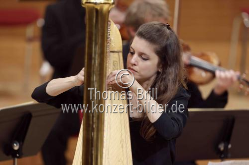 Französische Harfinistin Marion Ravot gastiert in Begleitung das Münchener Kammerorchester unter der Leitung des deutschen Dirigenten Clemens Schuldt in der Philharmonie Köln (&copy; Thomas Brill)