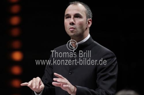 Niederländischer Dirigent Lawrence Renes leitet das Mahler Chamber Orchestra in Begleitung der moldawischen Violinistin Patricia Kopatchinskaja in der Philharmonie Köln (© Thomas Brill)