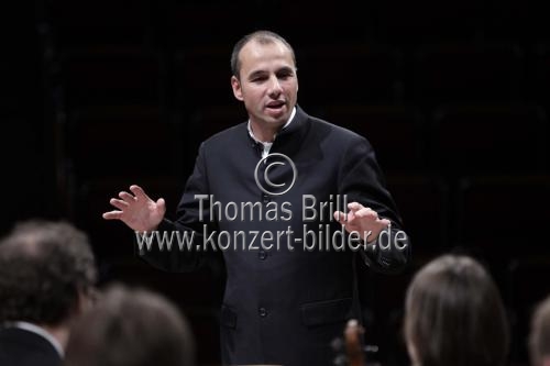 Niederländischer Dirigent Lawrence Renes leitet das Mahler Chamber Orchestra in Begleitung der moldawischen Violinistin Patricia Kopatchinskaja in der Philharmonie Köln (&copy; Thomas Brill)