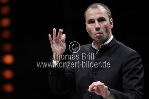 Niederländischer Dirigent Lawrence Renes leitet das Mahler Chamber Orchestra in Begleitung der moldawischen Violinistin Patricia Kopatchinskaja in der Philharmonie Köln (© Thomas Brill)