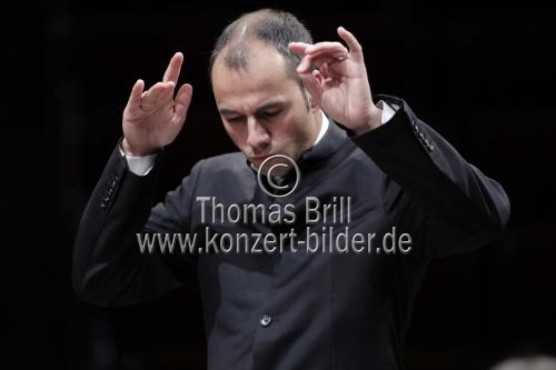 Niederländischer Dirigent Lawrence Renes leitet das Mahler Chamber Orchestra in Begleitung der moldawischen Violinistin Patricia Kopatchinskaja in der Philharmonie Köln (&copy; Thomas Brill)