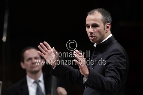 Niederländischer Dirigent Lawrence Renes leitet das Mahler Chamber Orchestra in Begleitung der moldawischen Violinistin Patricia Kopatchinskaja in der Philharmonie Köln (© Thomas Brill)