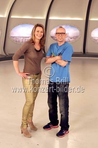 Deutsche Journalistin Anja Reschke und der deutsche Hip Hop-Sänger Thomas D am Set der ARD-Formate „Wissen vor acht – Zukunft“ und „Wissen vor acht – Natur“ in den Cinegate Cologne Studio, Köln (&copy; Thomas Brill)