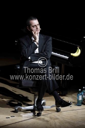 Deutsche Kabarettist Hagen Rether gastiert mit seinem ständig aktualisierten Programm 