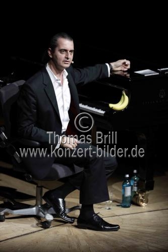 Deutsche Kabarettist Hagen Rether gastiert mit seinem ständig aktualisierten Programm 