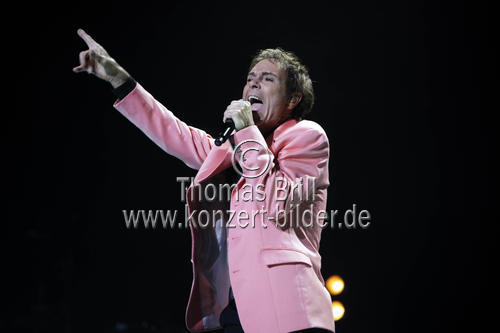 Britischer Popsänger Sir Cliff Richard gastiert mit seiner Band 