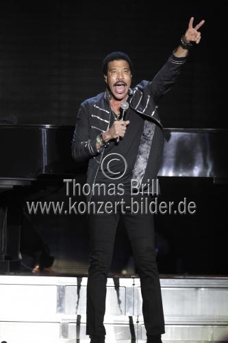 Amerikanischer Soul-Sänger Lionel Richie gastiert auf seiner 