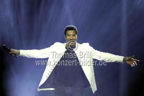 Amerikanischer Soul-Sänger Lionel Richie gastiert auf seiner 