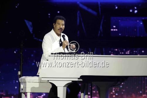Amerikanischer Soul-Sänger Lionel Richie gastiert auf seiner 