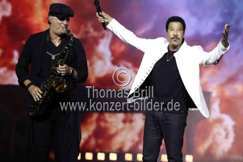 Amerikanischer Soul-Sänger Lionel Richie gastiert auf seiner 