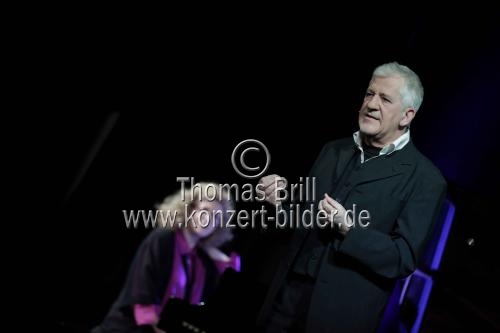 Deutsche Sänger Ilja Richter singt in seinem Programm „...durch Georg Kreislers Brille