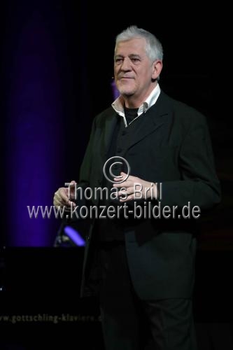 Deutsche Sänger Ilja Richter singt in seinem Programm „...durch Georg Kreislers Brille