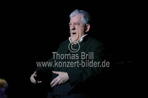 Deutsche Sänger Ilja Richter singt in seinem Programm „...durch Georg Kreislers Brille