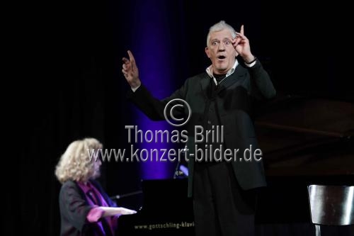 Deutsche Sänger Ilja Richter singt in seinem Programm „...durch Georg Kreislers Brille