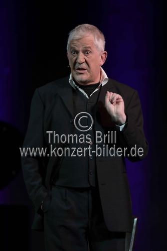 Deutsche Sänger Ilja Richter singt in seinem Programm „...durch Georg Kreislers Brille