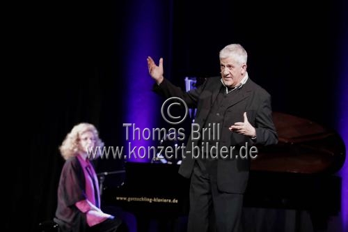 Deutsche Sänger Ilja Richter singt in seinem Programm „...durch Georg Kreislers Brille