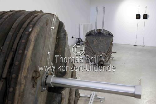 Deutsche Künstler Moritz Riesenbeck zeigt in seiner Ausstellung „User (lean)“ vom 30. Oktober bis 20. Dezember 2025 zwei große ausgediente Blasebälge in der artothek Köln (&copy; Thomas Brill)