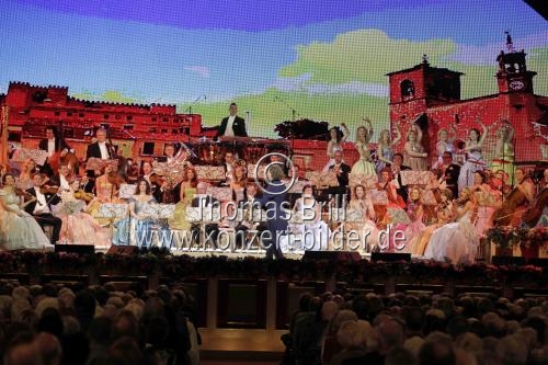 Niederlndische Violinist Andr Rieu gastiert in Begleitung des Johann Strauss Orchesters auf seiner 