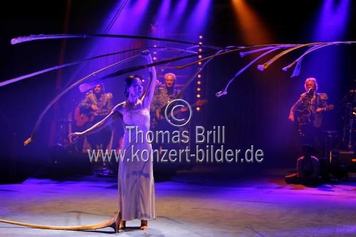 Klner Mundartgruppe De Hhner prsentiert die Inszenierung ãSternZeiten - Himmelhochhigh in et Leeve verknalltÒ auf dem Festplatz in Kln-Deutz (&copy; Thomas Brill)