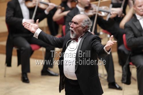 Italienische Bass Danilo Rigosa gastiert in Begleitung der Slowakische Sinfonietta unter der Leitung des itanienischen Dirigenten Daniele Rustioni in der Philharmonie Köln (&copy; Thomas Brill)